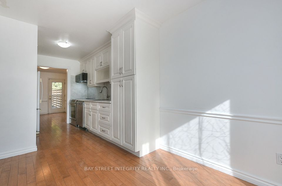 976 Raintree Lane, Mississauga, ON L5H 3Y6 3