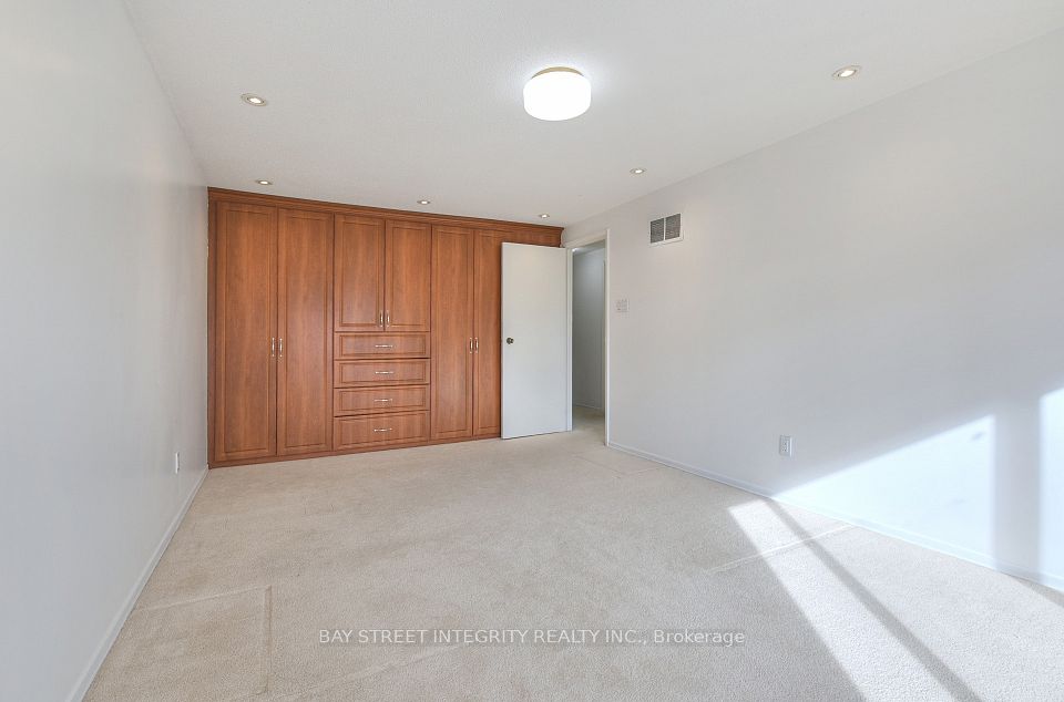 976 Raintree Lane, Mississauga, ON L5H 3Y6 24