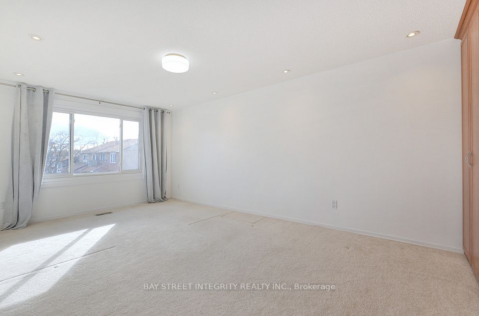 976 Raintree Lane, Mississauga, ON L5H 3Y6 22