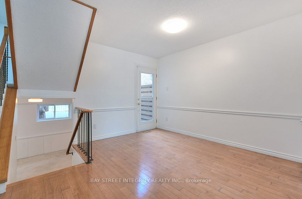 976 Raintree Lane, Mississauga, ON L5H 3Y6 9