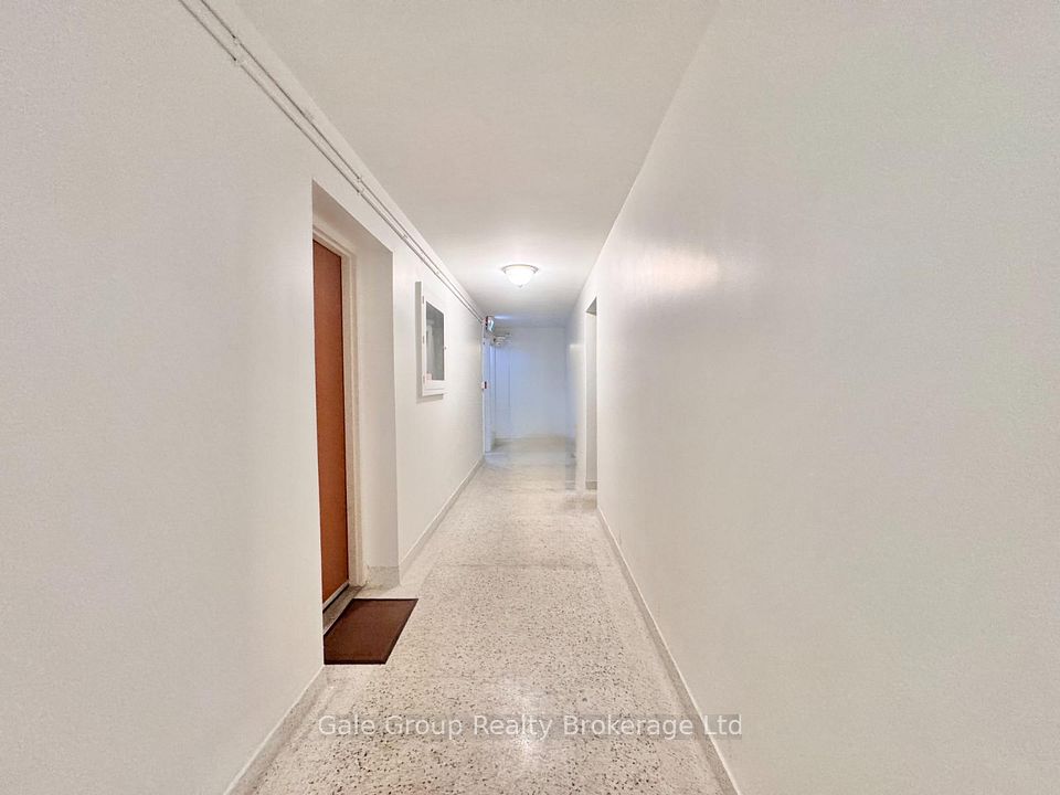 25 Paisley Boulevard E Unit-2, Mississauga, ON L5A 1P3 2