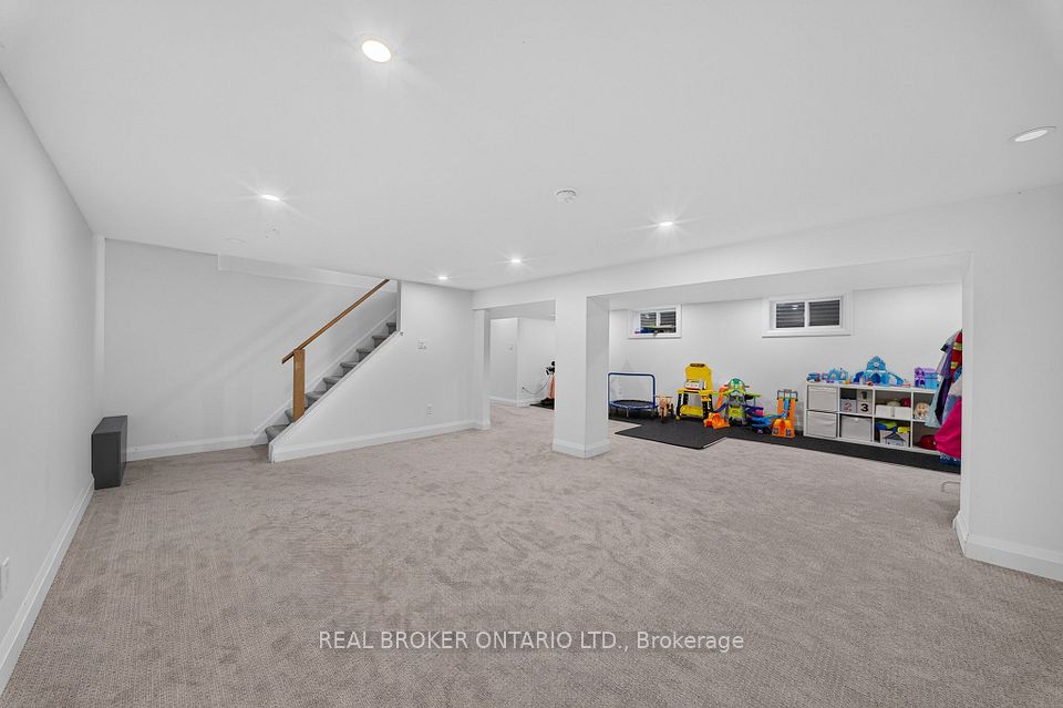 192 Waldoncroft Crescent, Burlington, ON L7L 3A5 23
