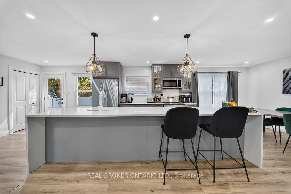 192 Waldoncroft Crescent, Burlington, ON L7L 3A5 4