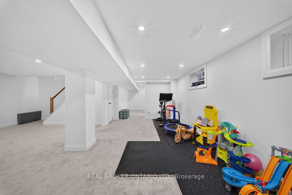 192 Waldoncroft Crescent, Burlington, ON L7L 3A5 25