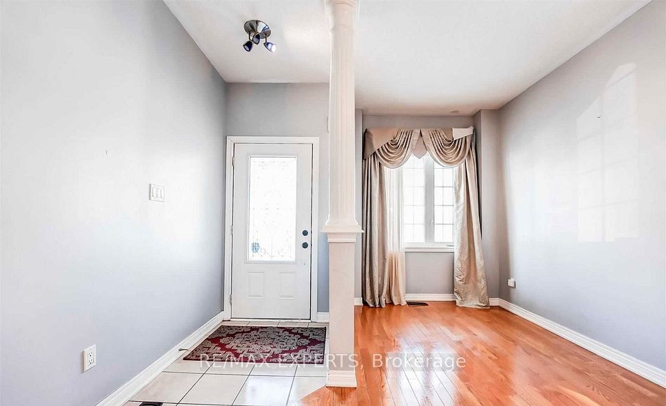 31 Vincent Street, Brampton, ON L6R 0G8 2