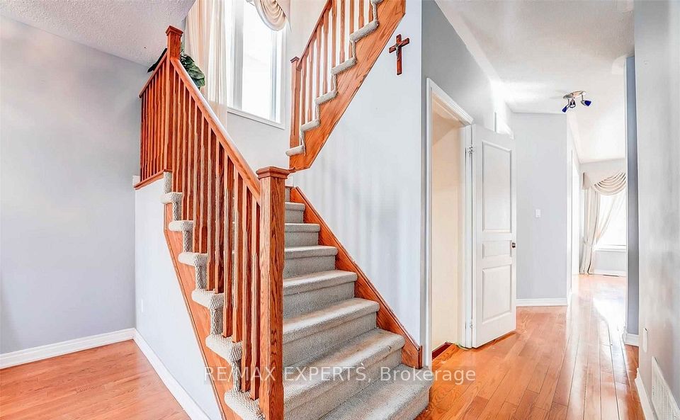 31 Vincent Street, Brampton, ON L6R 0G8 4