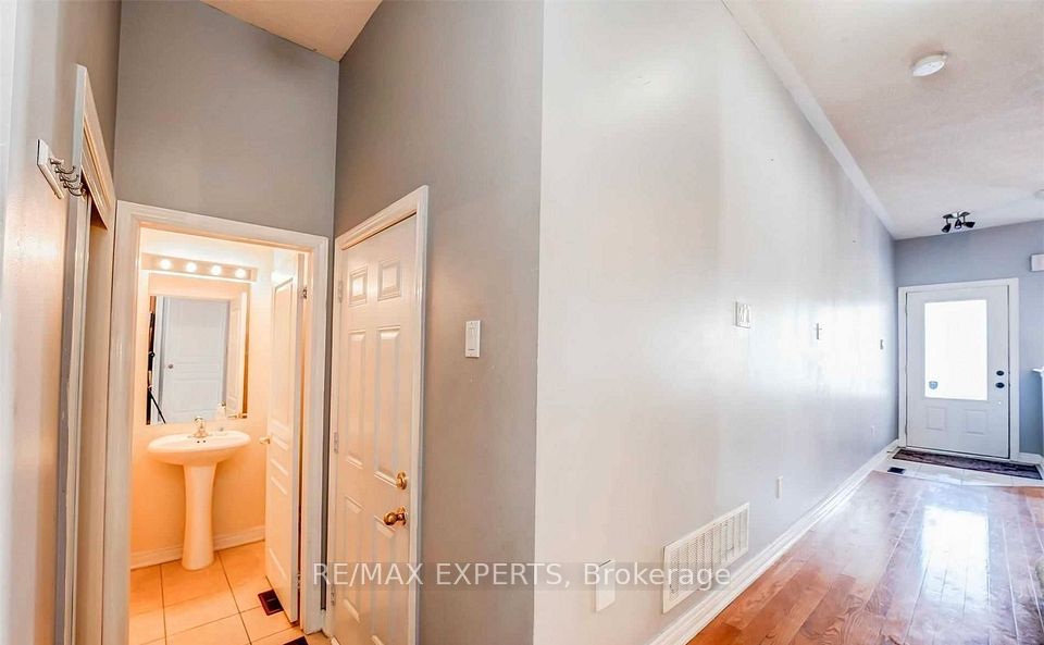 31 Vincent Street, Brampton, ON L6R 0G8 5