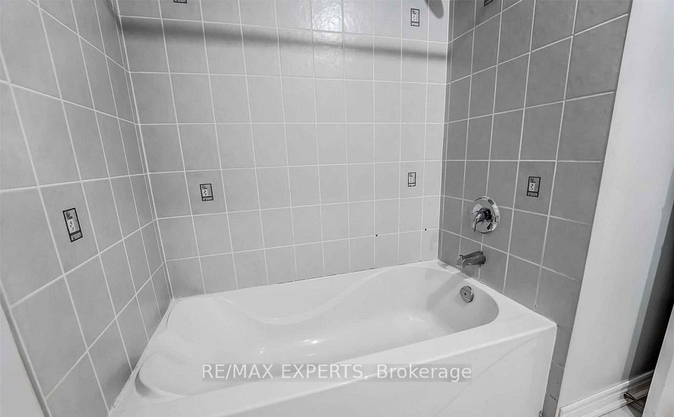31 Vincent Street, Brampton, ON L6R 0G8 22
