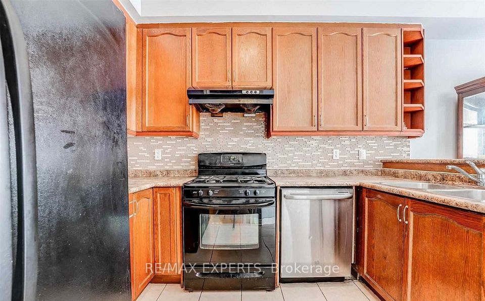 31 Vincent Street, Brampton, ON L6R 0G8 9