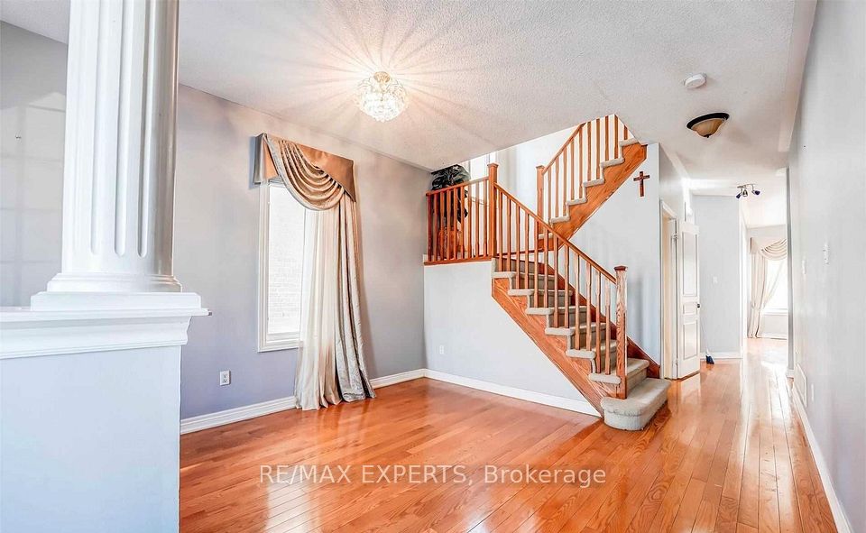 31 Vincent Street, Brampton, ON L6R 0G8 3