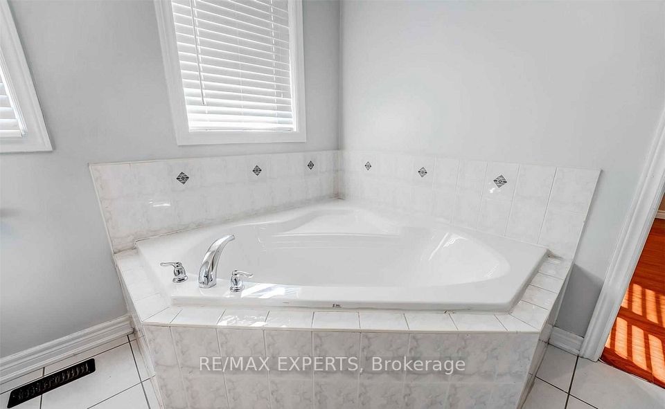 31 Vincent Street, Brampton, ON L6R 0G8 21