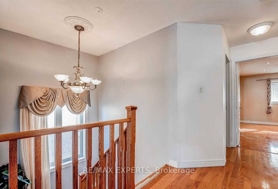 31 Vincent Street, Brampton, ON L6R 0G8 13