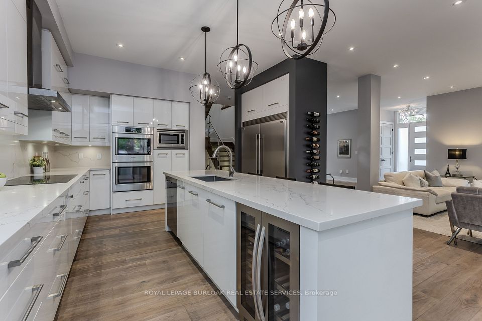 463 Indian Road, Burlington, ON L7T 3T3 4
