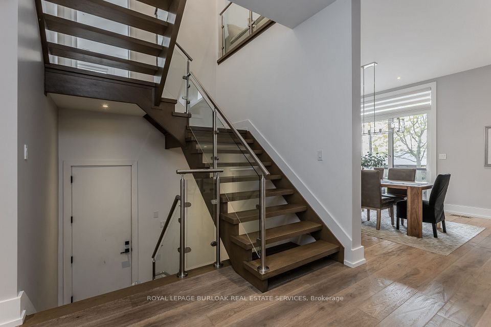 463 Indian Road, Burlington, ON L7T 3T3 13