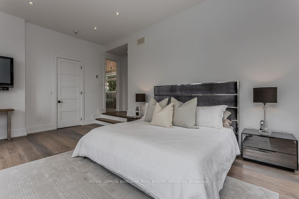 463 Indian Road, Burlington, ON L7T 3T3 16