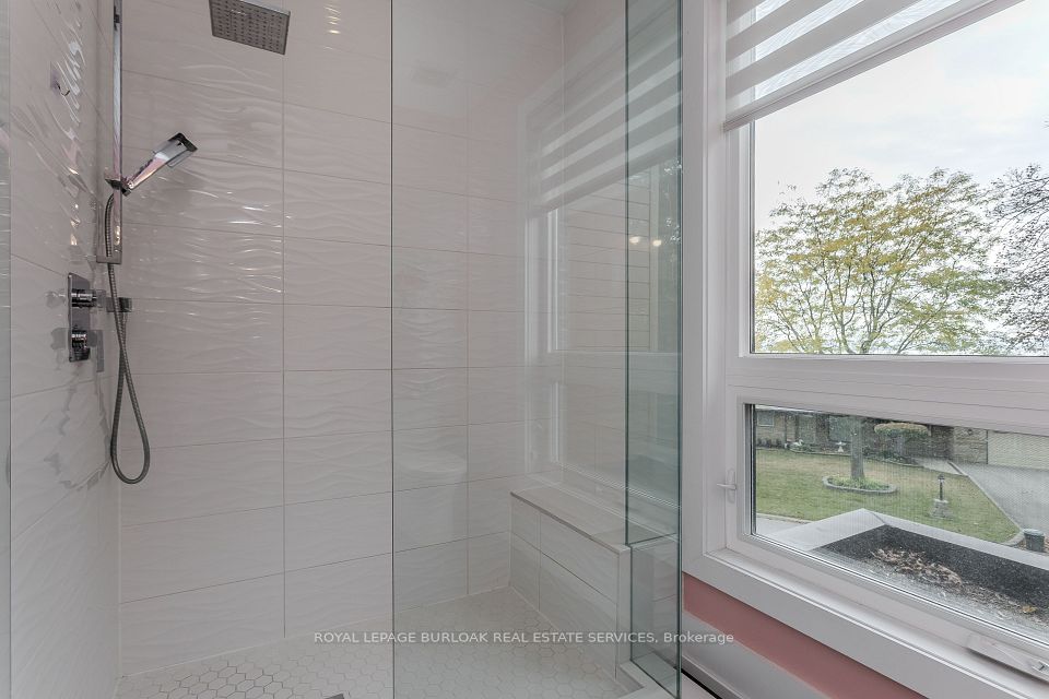 463 Indian Road, Burlington, ON L7T 3T3 23