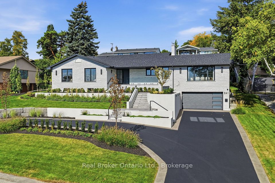 841 Danforth Place, Burlington, ON L7T 1S1 2