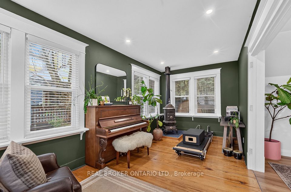 266 St Paul Street, Burlington, ON L7R 3J8 13