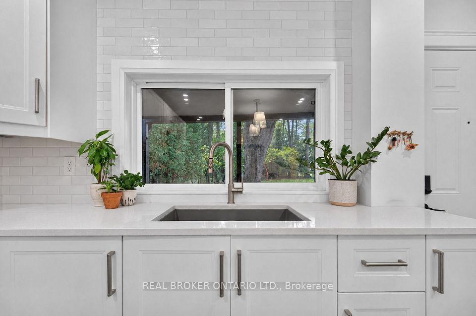 266 St Paul Street, Burlington, ON L7R 3J8 10