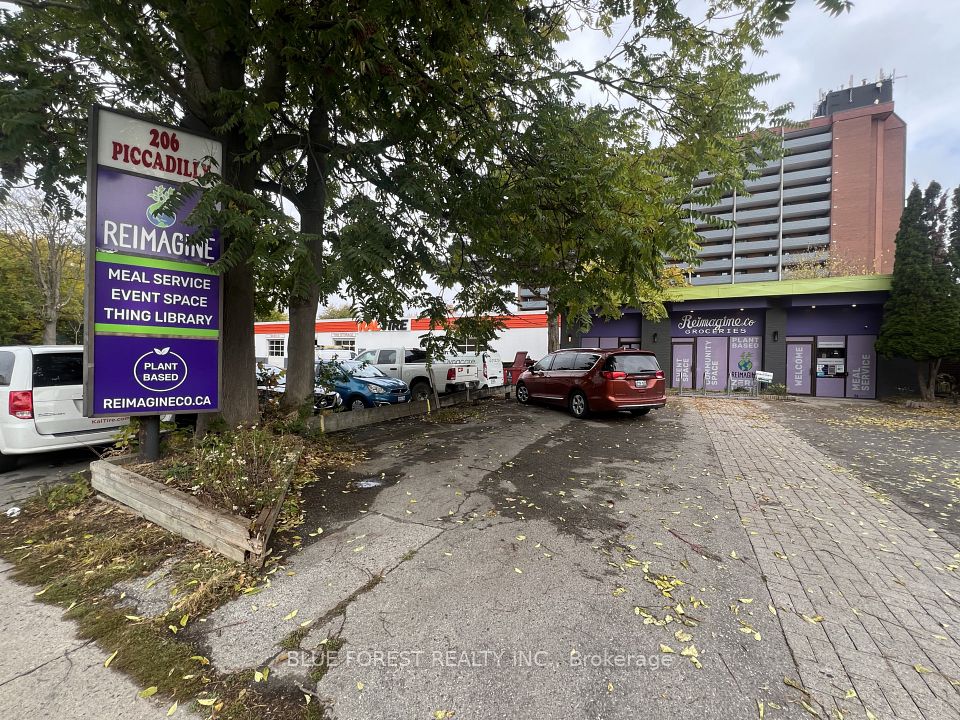 206 Piccadilly Street, London East, ON N6A 1S1