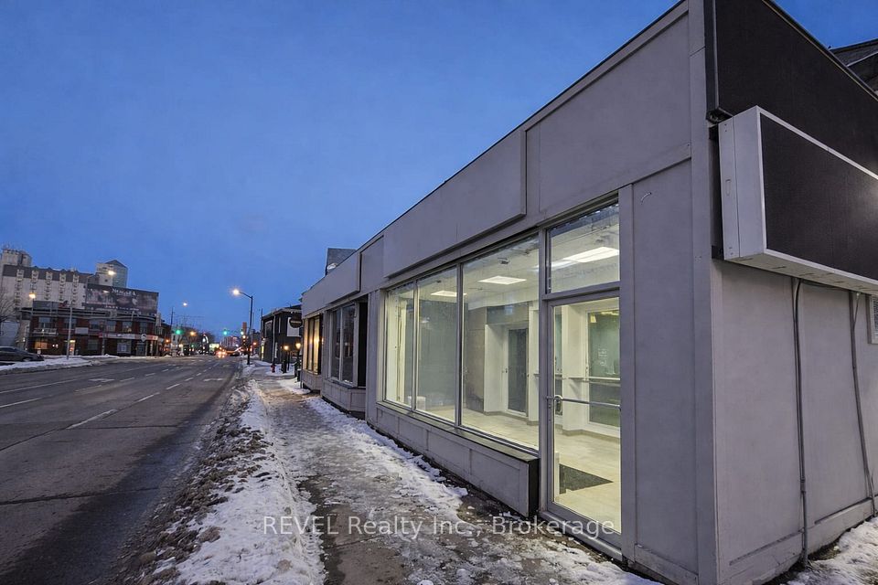 5992 -B Lundy's Lane, Niagara Falls, ON L2G 1T1