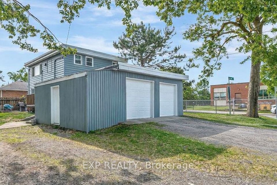 89 College Street E Garage, Belleville, ON K8P 2E8