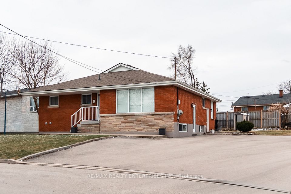 Detached at 8 Salmond Court Lower, Hamilton, ON L8T 2J7, Hamilton