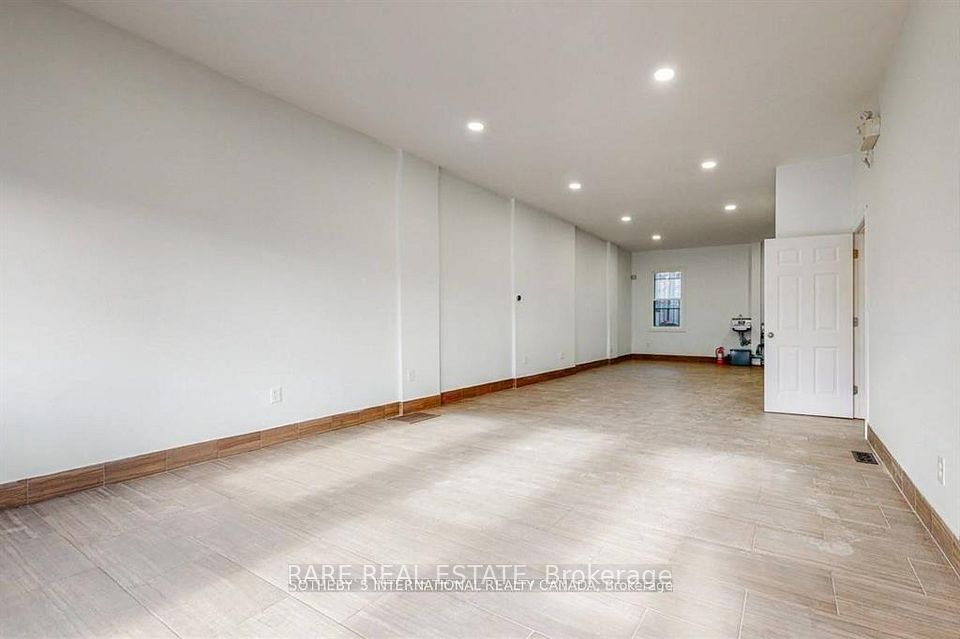 1439 Main Street E, Hamilton, ON L8K 1C4