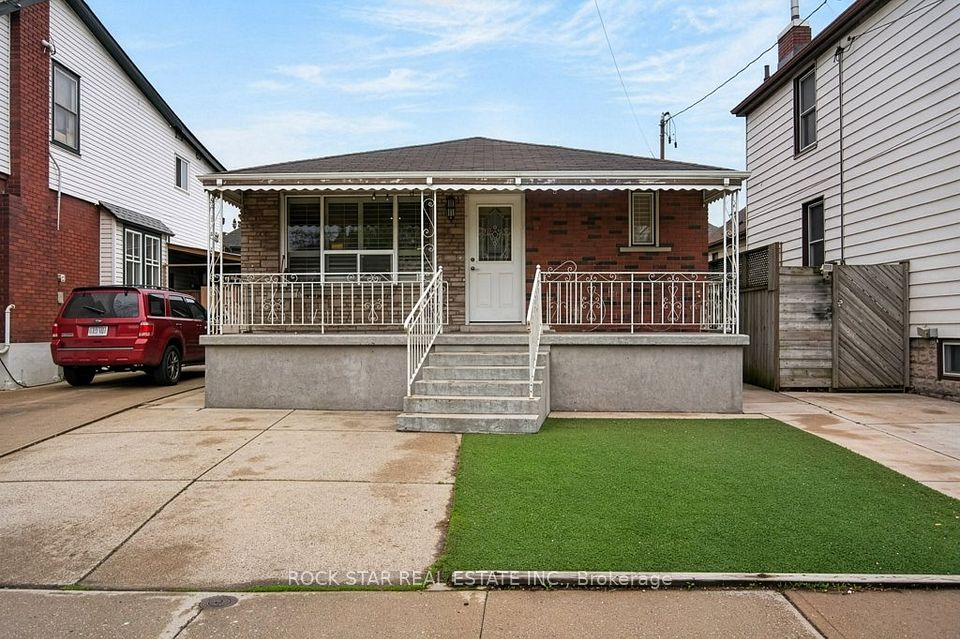40 Mayflower Avenue, Hamilton, ON L8L 2K4