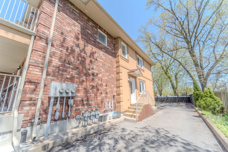 8006 Norton Street SW, Niagara Falls, ON L2G 6R9