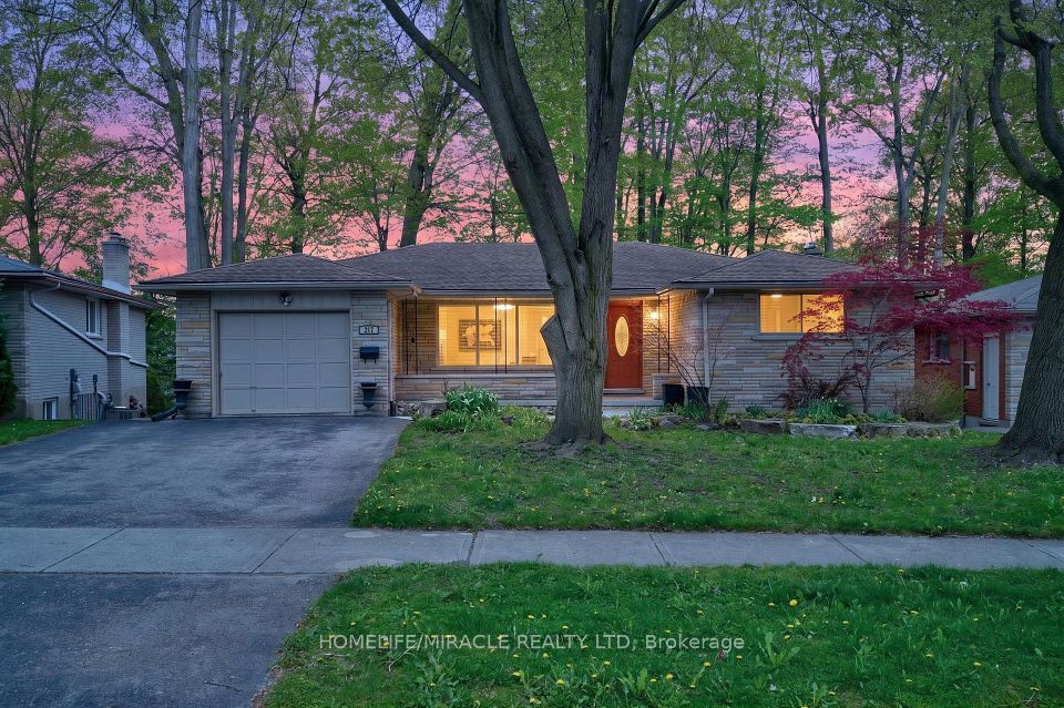 Detached at 217 Pinegrove Crescent, Waterloo, ON N2L 4V2, Waterloo