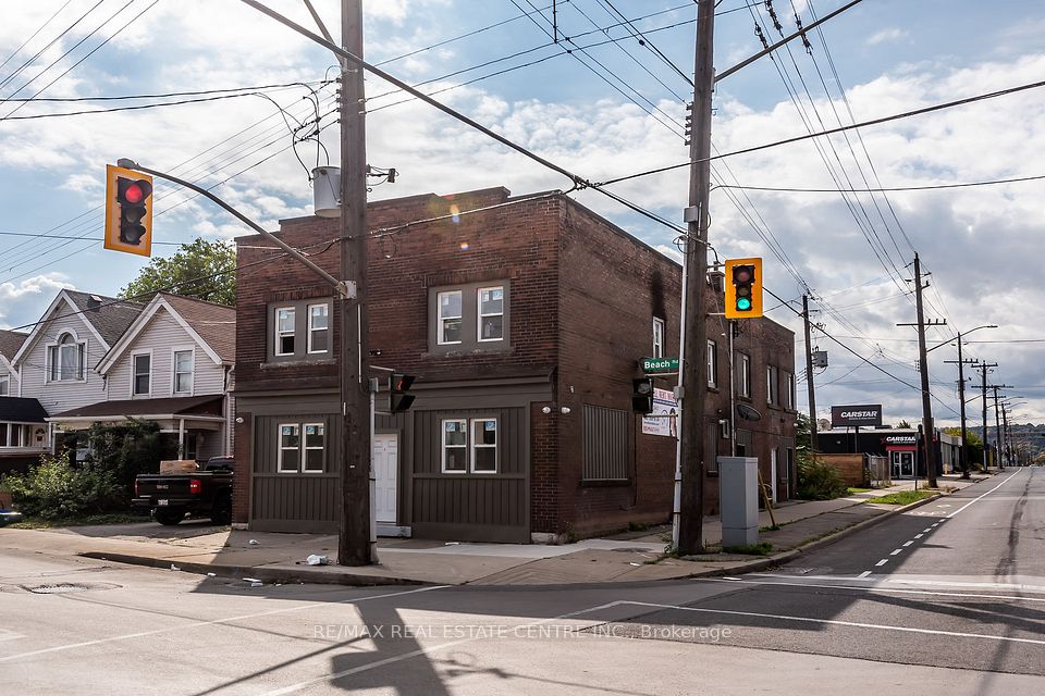 Att/Row/Townhouse at 104 Beach Road E, Hamilton, ON L8L 3Z9, Hamilton