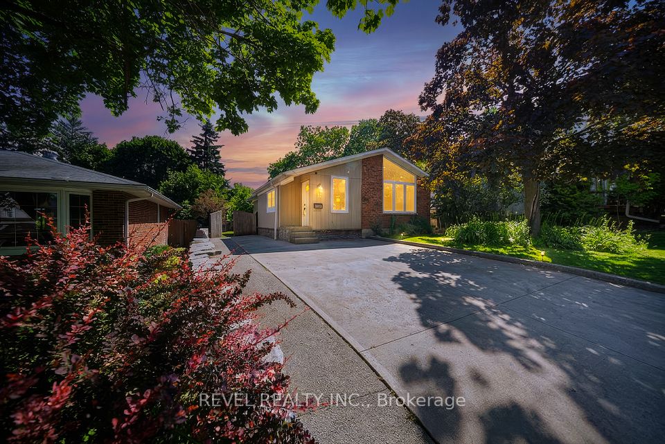Detached at 17 Flynn Avenue, Cambridge, ON N3C 2T8, Cambridge