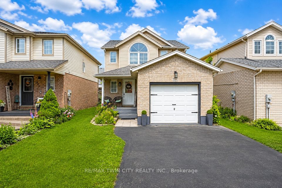 Detached at 925 Copper Leaf Crescent, Kitchener, ON N2E 3W1, Kitchener