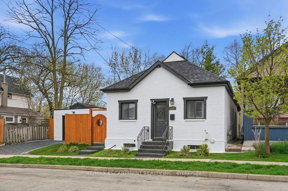 Detached at 390 Hunter Street W, Hamilton, ON L8P 1S9, Hamilton