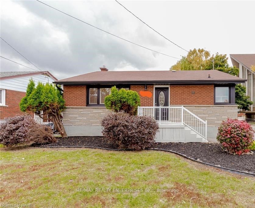 Detached at 128 Clarendon Avenue Main, Hamilton, ON L9A 3A5, Hamilton