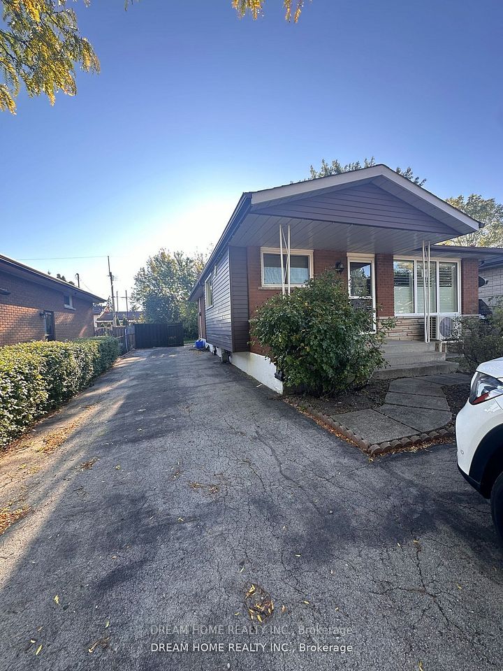 Detached at 5 Empire Court Main, Hamilton, ON L8K 4H4, Hamilton