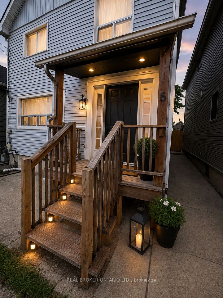 Detached at 5 Rowanwood Street, Hamilton, ON L8L 7H1, Hamilton