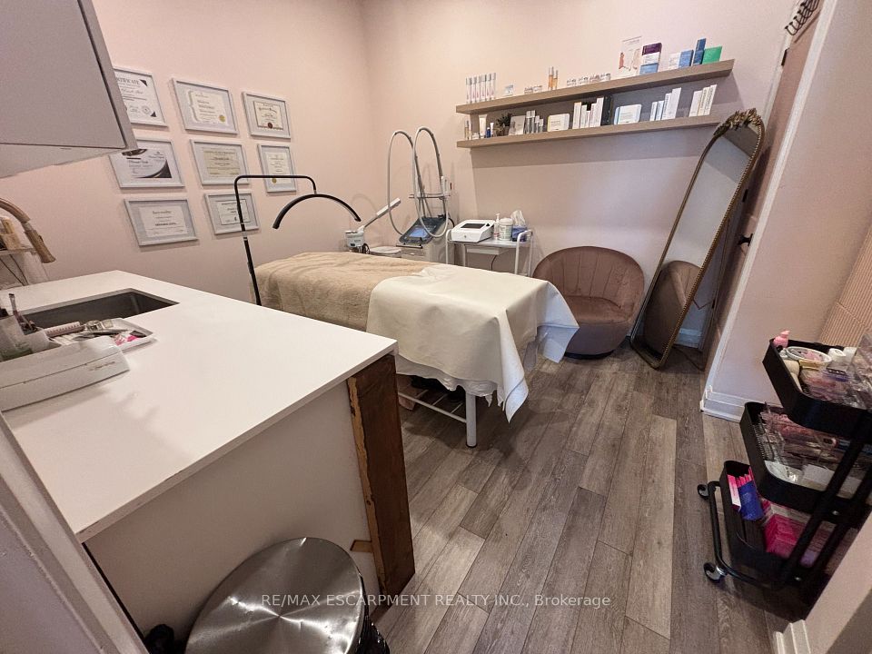 52 Barton Street E 1, Hamilton, ON L8L 2V8