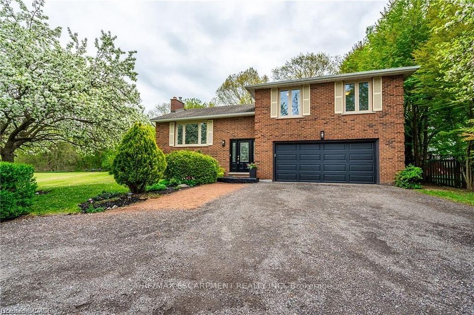 Duplex at 152 7th Concession Road E, Hamilton, ON L0R 1V0, Hamilton