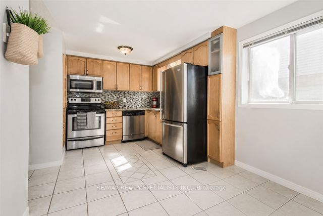 Detached at 110 Steeles Crescent, Cambridge, ON N1R 8C4, Cambridge