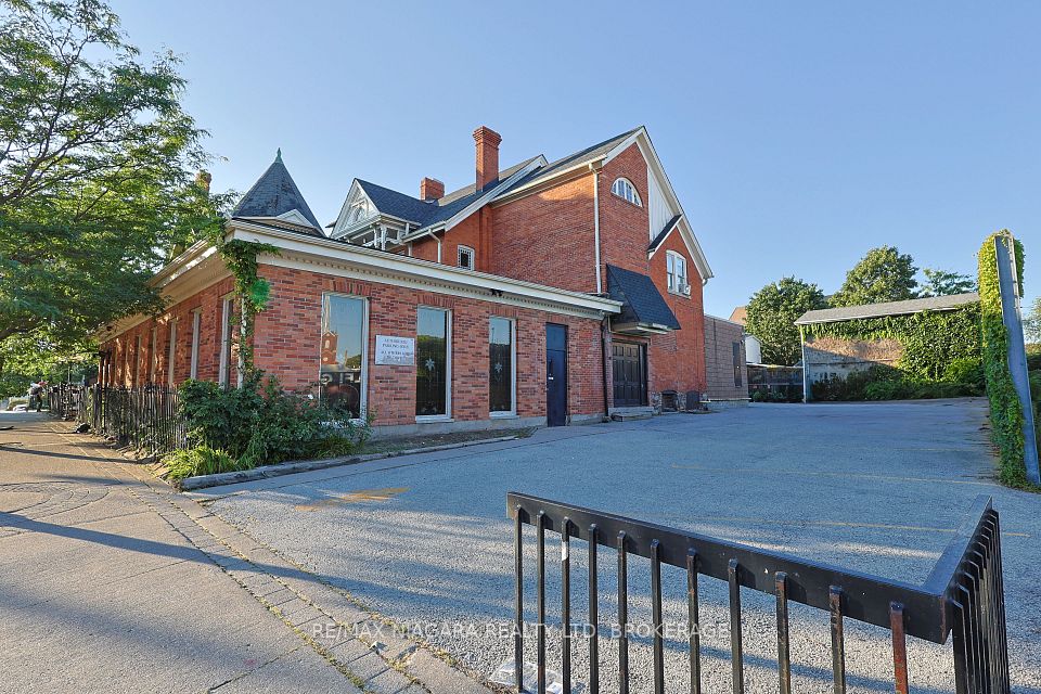 22 Academy Street, St. Catharines, ON L2R 4Z6
