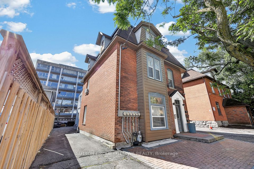 438 Lewis Street, Ottawa Centre, ON K2P 0T3