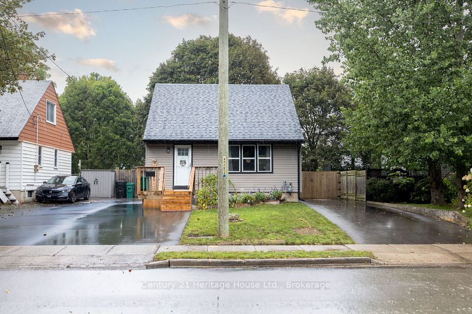 102 Stewart Avenue, Cambridge, ON N1R 2T9 at 102 Stewart Avenue, Cambridge, ON N1R 2T9, Cambridge, ON, N1R 2T9