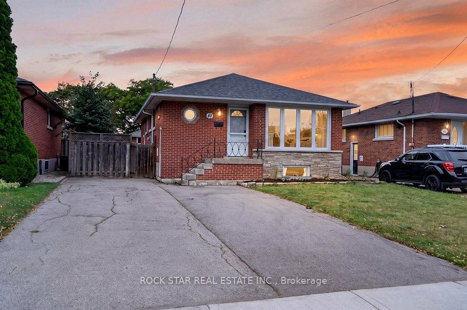 Detached at 40 Clarendon Avenue, Hamilton, ON L9A 3A1, Hamilton