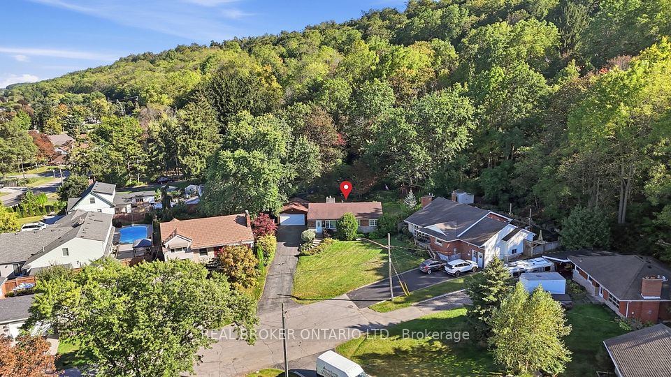 Detached at 8 Hill Place, Hamilton, ON L8G 2W3, Hamilton