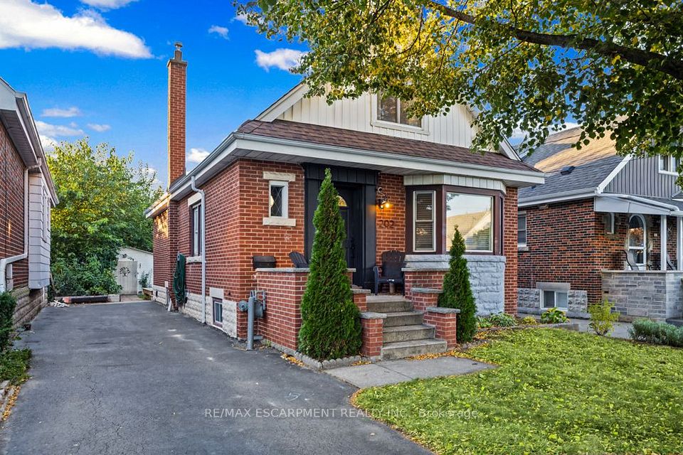 Detached at 202 Huxley Avenue S, Hamilton, ON L8K 2R3, Hamilton