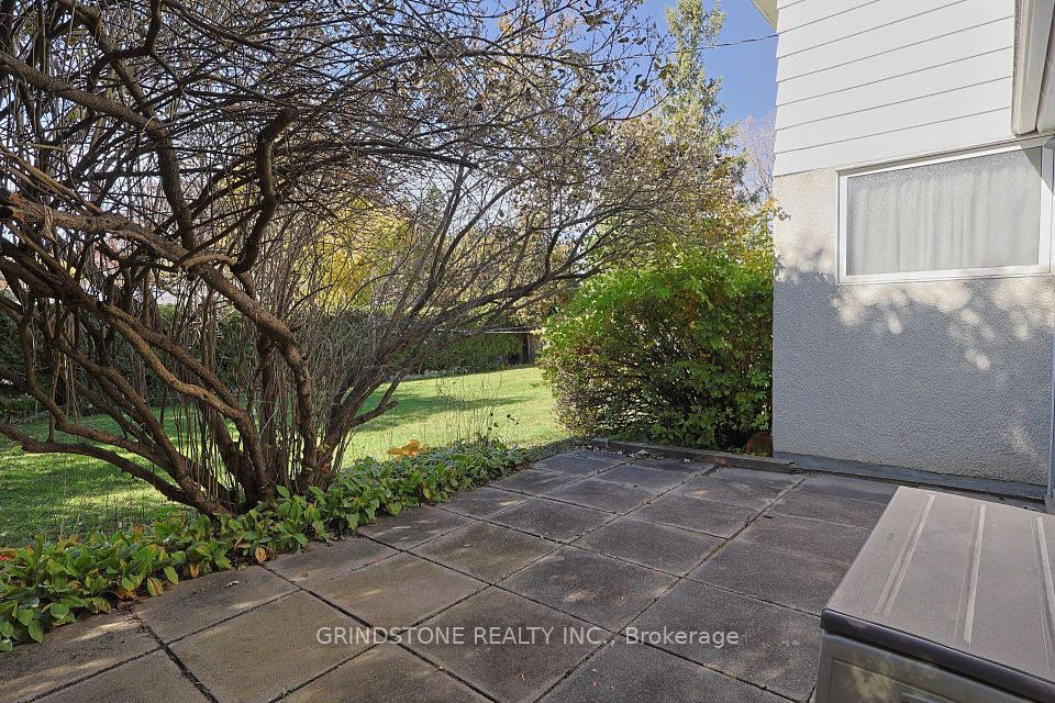 22 Lavina Crescent, South of Baseline to Knoxdale, ON K2H 7P2 25