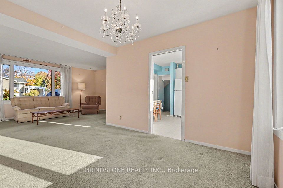 22 Lavina Crescent, South of Baseline to Knoxdale, ON K2H 7P2 8