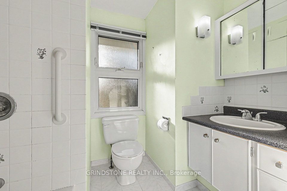 22 Lavina Crescent, South of Baseline to Knoxdale, ON K2H 7P2 21
